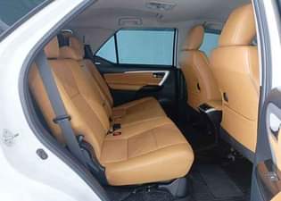 A picture of Toyota Fortuner 4WD White