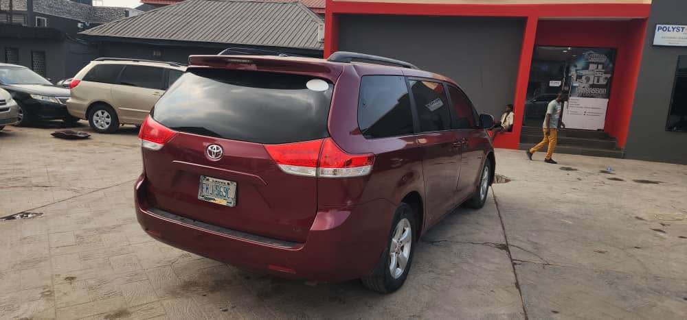 A picture of Toyota Sienna 2010.