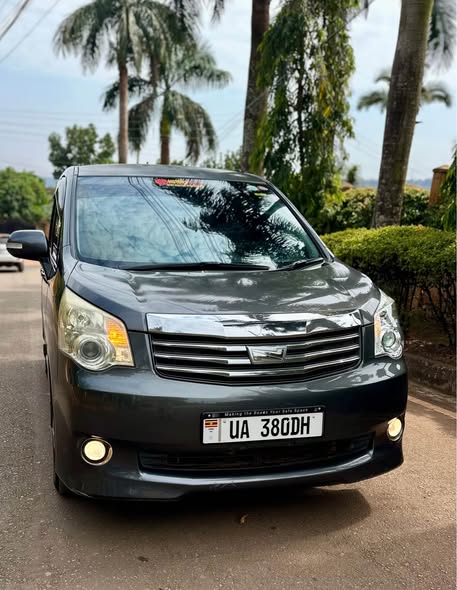 A picture of Toyota Noah 2012