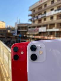A picture of Samsung s and iPhone s