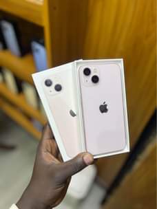 A picture of iPhone 13 128gb Clean