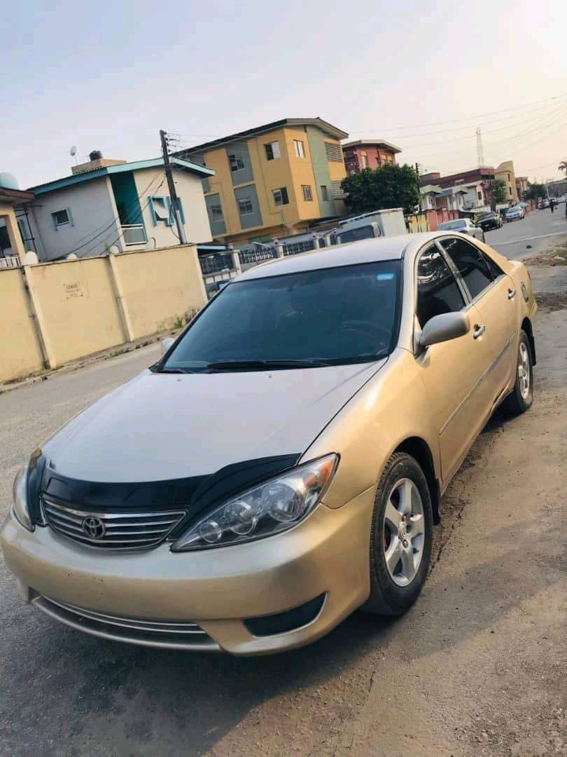 A picture of Super Clean 05 Toyota Camry LE engine and gear transmission