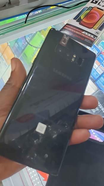 A picture of Sumsung note 8