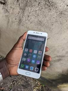 A picture of Vivo y69 gb64 ram gb4