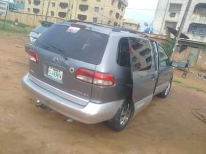 A picture of First body Toyota sienna for sale call 08037665153