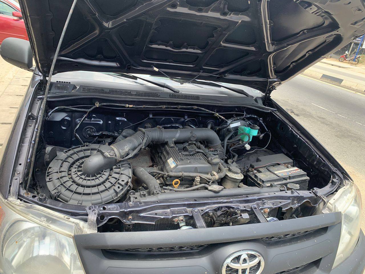 A picture of Toyota Hilux 2008 model with active auxiliary gear first body