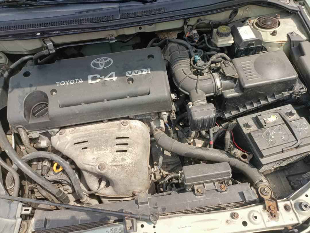 A picture of Urgent sale 2004 Avensis