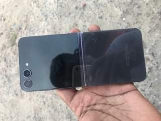 A picture of Samsung galaxy flip 5