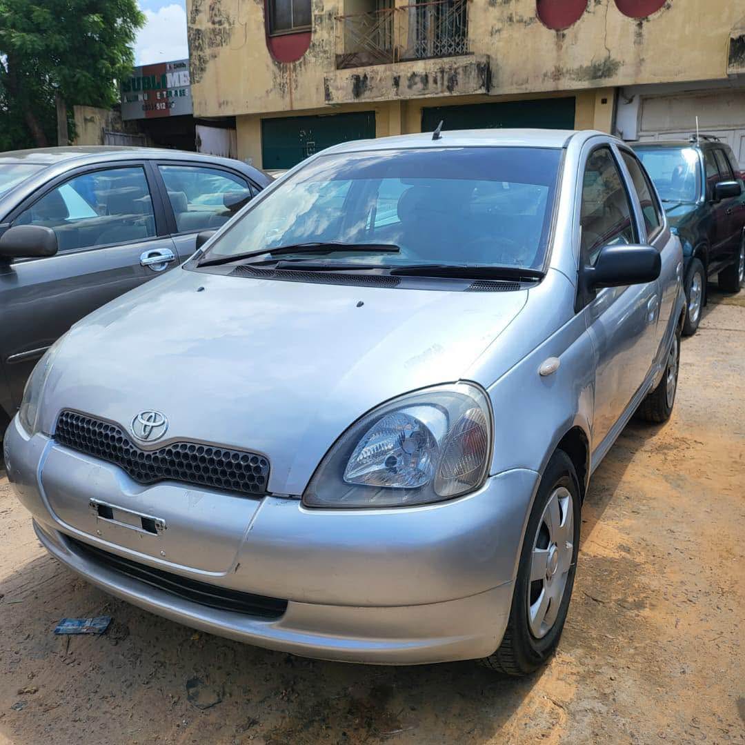 A picture of Toyota Yaris manual 