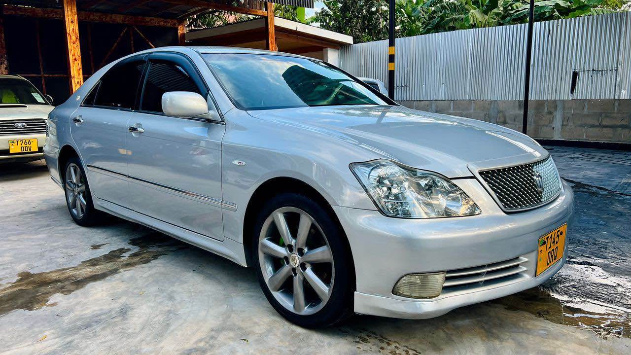 A picture of TOYOTA CROWN