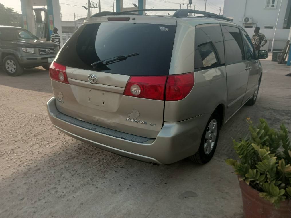 A picture of 2006 Toyota sienna