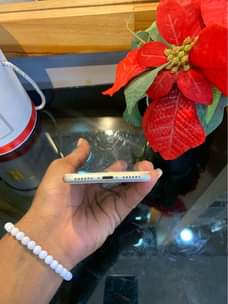 A picture of Iphone 7plain 32GB