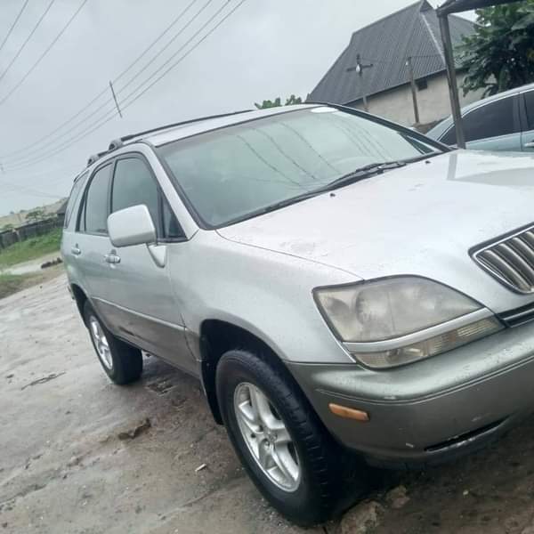 A picture of Lexus RX 300 Price of 2 550m Buyer settle 100k