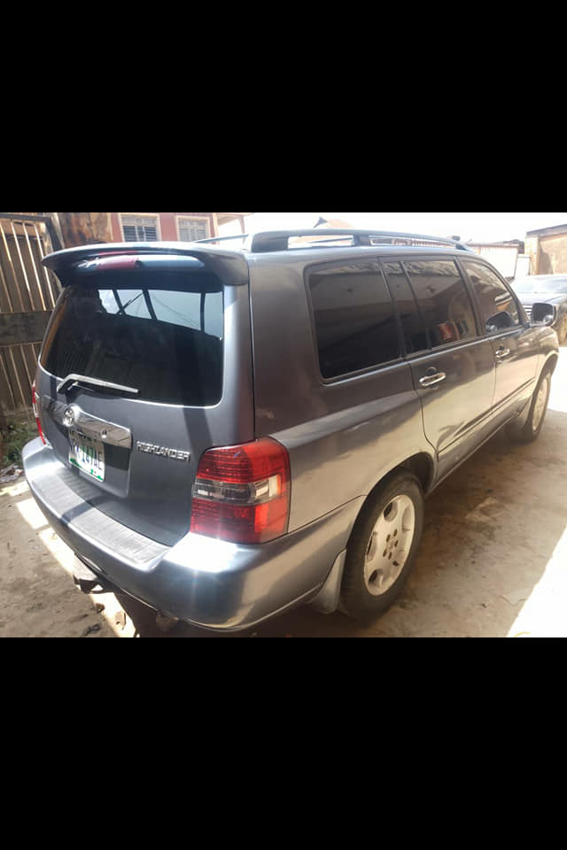 A picture of A Year Used First Body Limited 2006 Toyota Highlander with