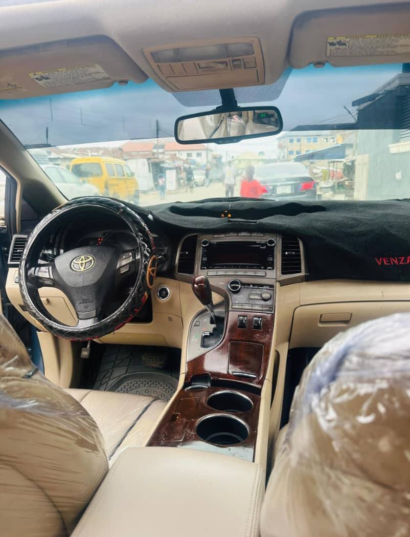 A picture of Toyota VENZA 2011