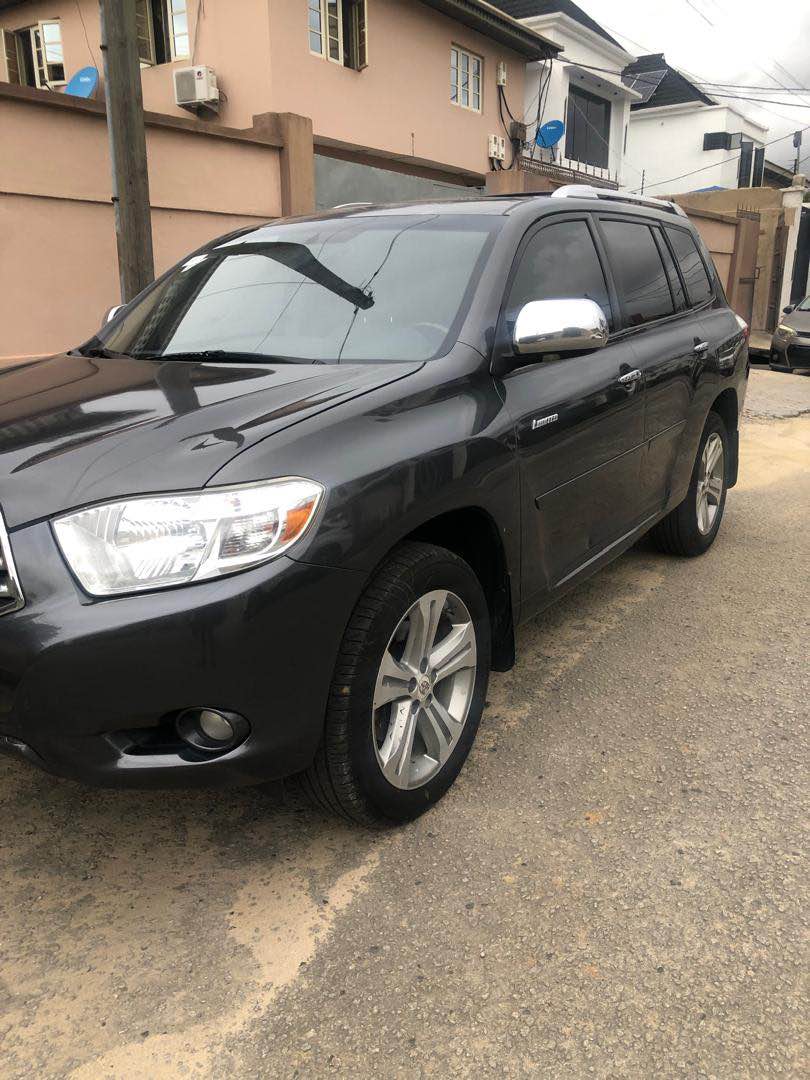 A picture of TOYOTA HIGHLANDER 2010
