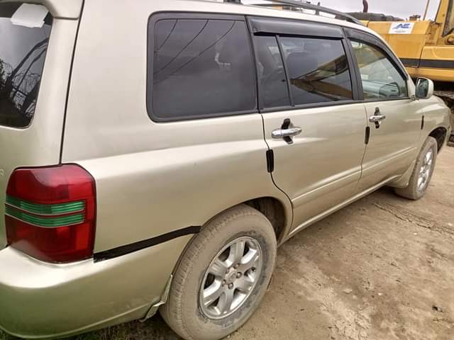 A picture of Toyota Highlander 2004 GOLD 08032534466