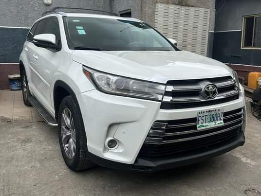 A picture of 2015 Toyota Highlander XLE registered thumbstart 3 rows of seats