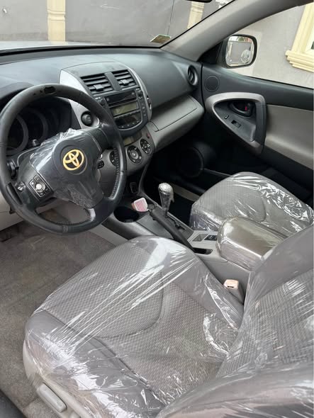 A picture of Toyota RAV4 08 super clean