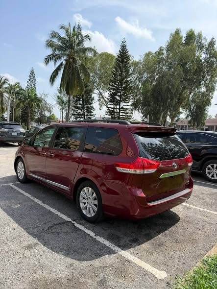 A picture of Extremely clean Foreign used 2011 Sienna Limited Accident free Thumbstart