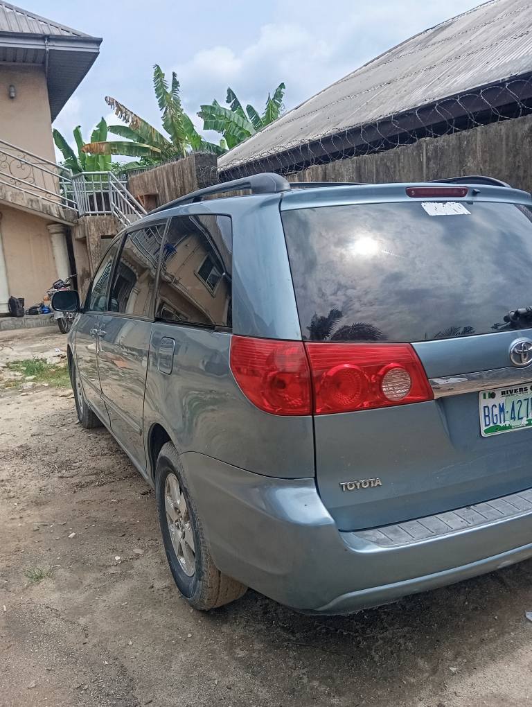 A picture of Toyota Sienna 2007
