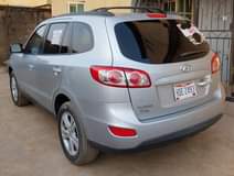 A picture of Silver Hyundai Santa