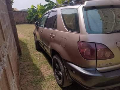 A picture of 2000 LEXUS RX 300 SUV