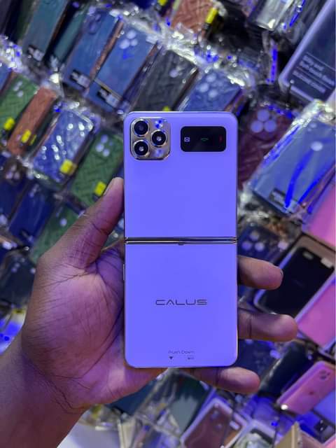 A picture of IPHONE MAPEESA PRICE 150000 Ugx only