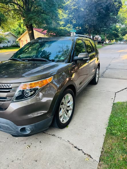 A picture of 2015 Ford explorer