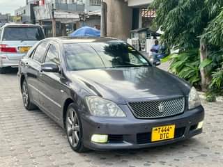 A picture of TOYOTA CROWN