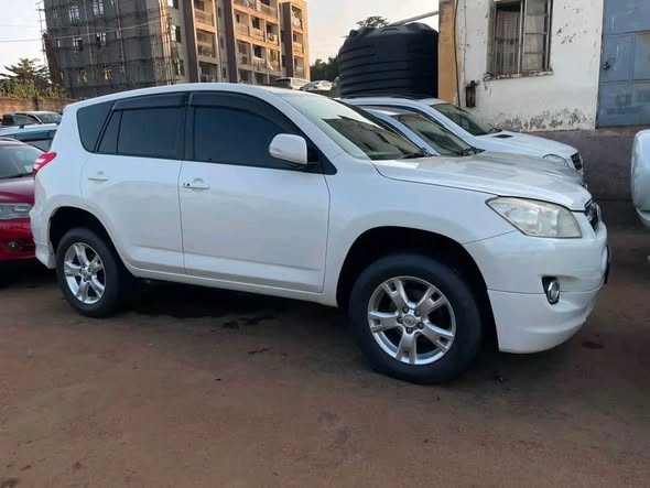 A picture of Toyota RAV4 2009 2 4cc vvti petrol 45M