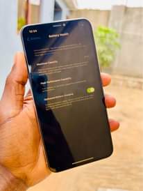 A picture of iPhone XS Max N F 64Gb at 550k UGX