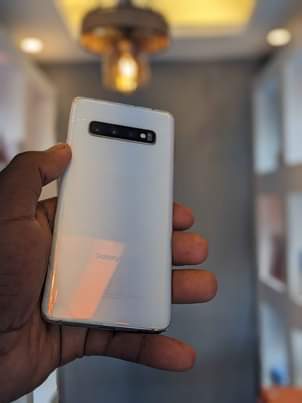 A picture of SAMSUNG S10