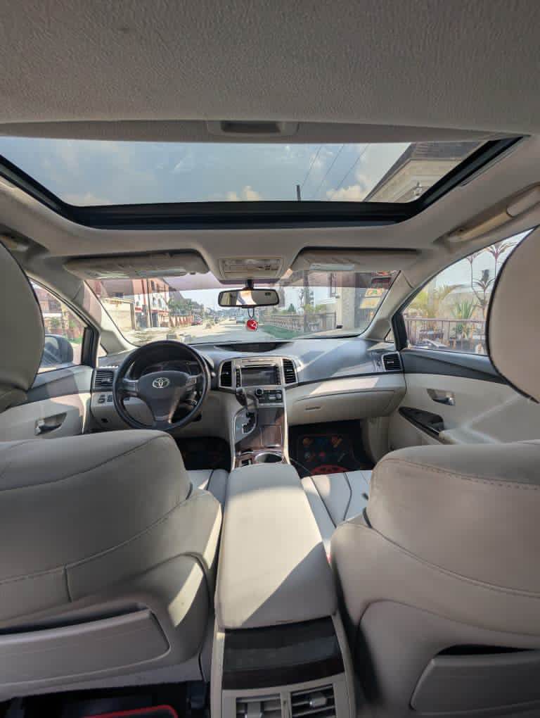 A picture of Toyota venza 2010 XLE 10 3M