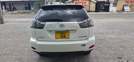 A picture of Toyota harrier new model nauza million 17 tu.. gari nzuri