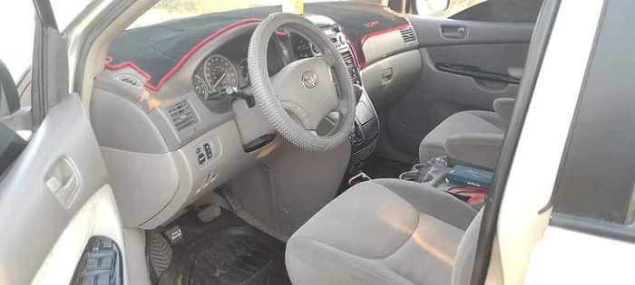 A picture of 2005 sienna with untampered silent engine gear ac needs small