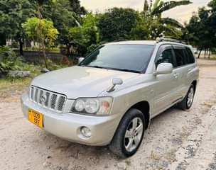A picture of TOYOTA KLUGER FULL AC FULL DOCUMENTS BEI ...........12.7M GARI BADO