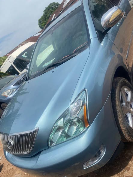 A picture of Sharp Distress Registered 2006 Lexus RX330 SUV