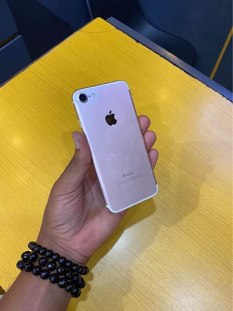A picture of iphone 7plain used