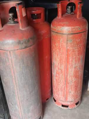 A picture of 50 60Kg Gas Cylinder with Scale and Gas pumping machine