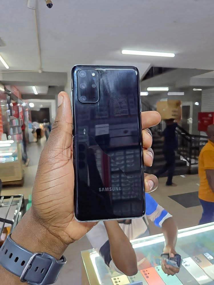 A picture of Galaxy S20plus 128gbs 12gbs