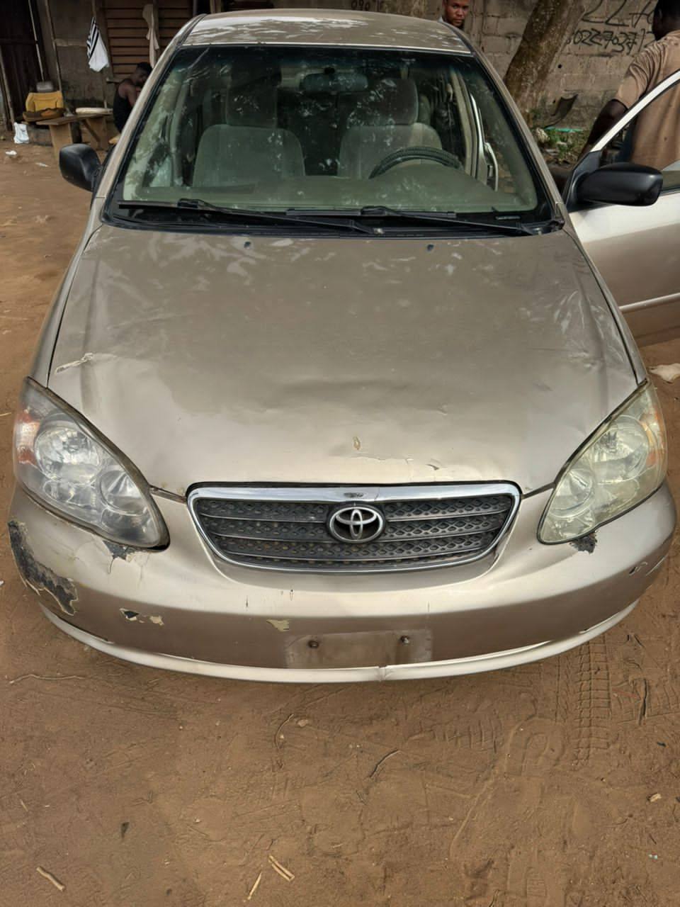 A picture of Toyota Corolla 06 model neatly used tapping only ac is