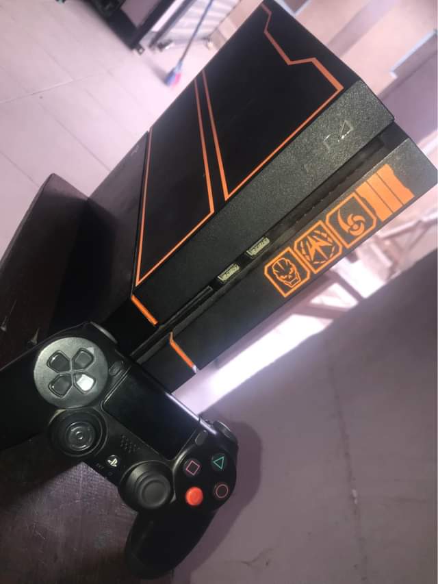 A picture of PS 4 FAT FOR SALE WITH 5 GAMES