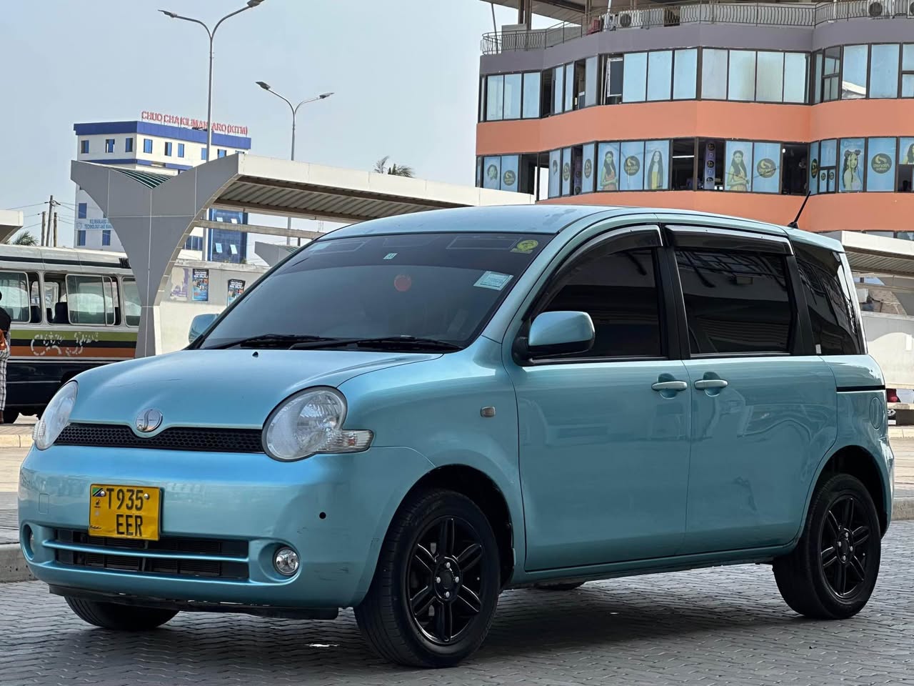 A picture of Toyota Sienta Year 2005 Engine 1nz Cc 1490 Super mint