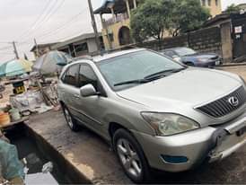 A picture of Lexus RX 330