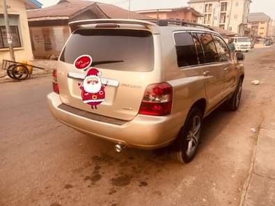 A picture of 2006 Toyota Highlander 3 Row Seats First body Excellent engine