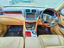 A picture of 2011 Toyota Crown White