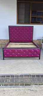 A picture of Nauza kitanda 5 6 bed sofa chuma Bei 250 nipige