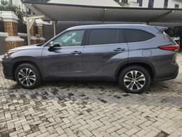 A picture of Sharp deal 2022 Toyota Highlander XLE foreign price 35million with