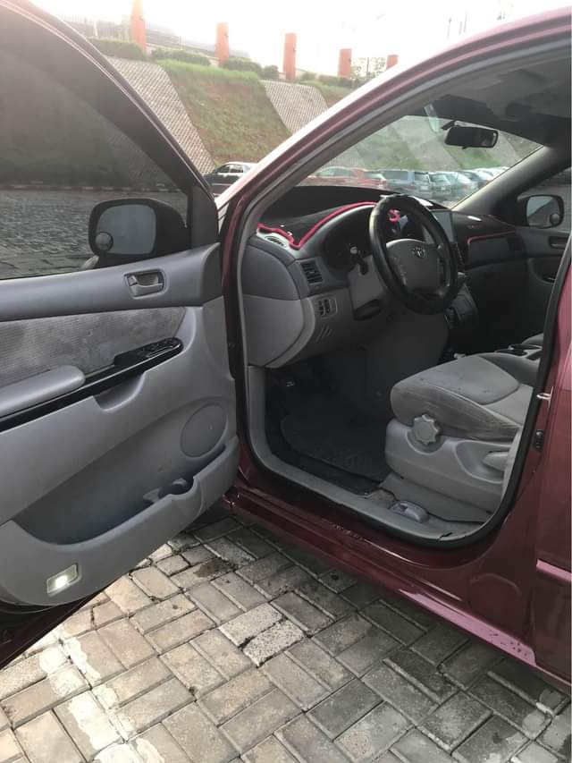 A picture of Toyota Sienna for sale 2004 model